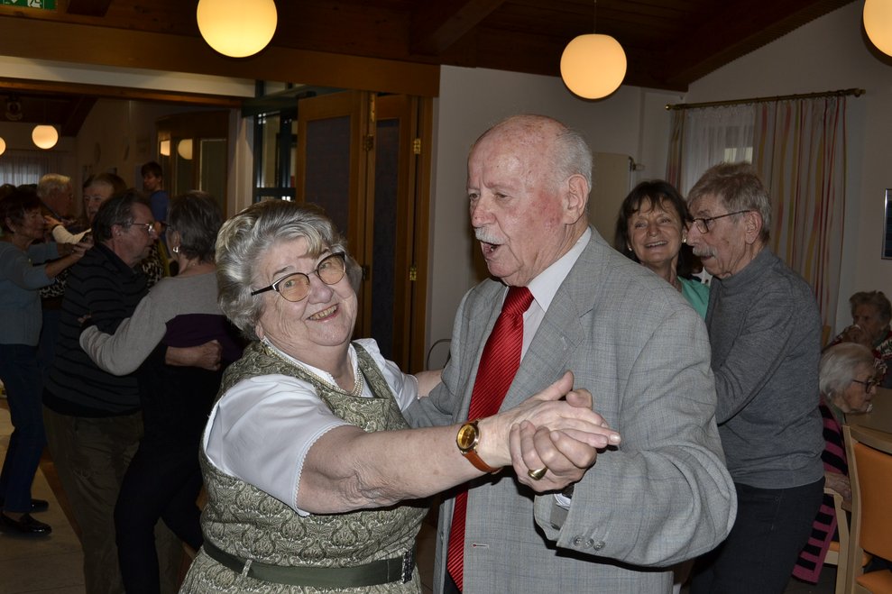 Frau und Mann tanzen