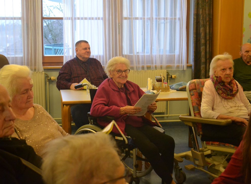 Eine Gruppe Heimbewohner sitzen zusammen