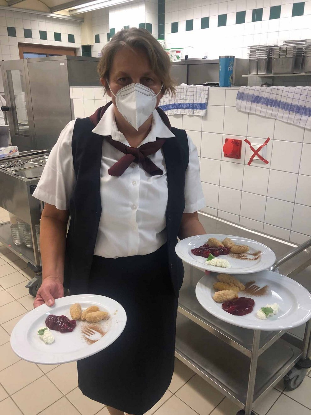 Frau serviert Speise