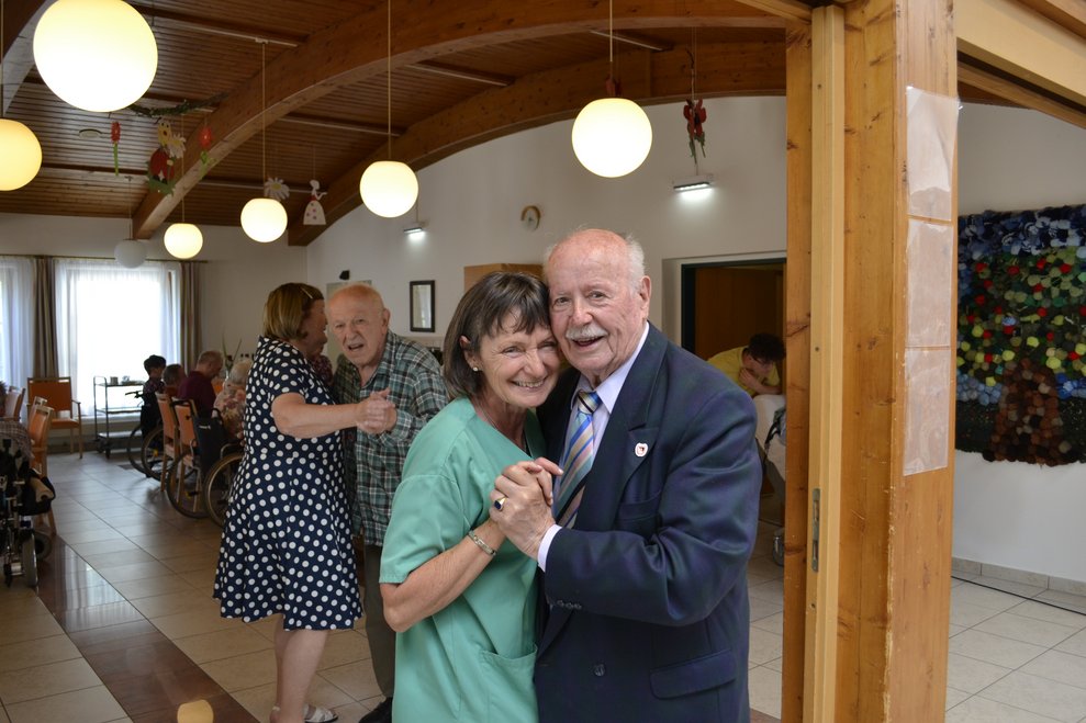 Mann und Frau tanzen