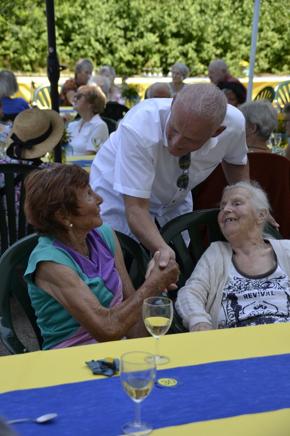 Mann begrüßt Menschen