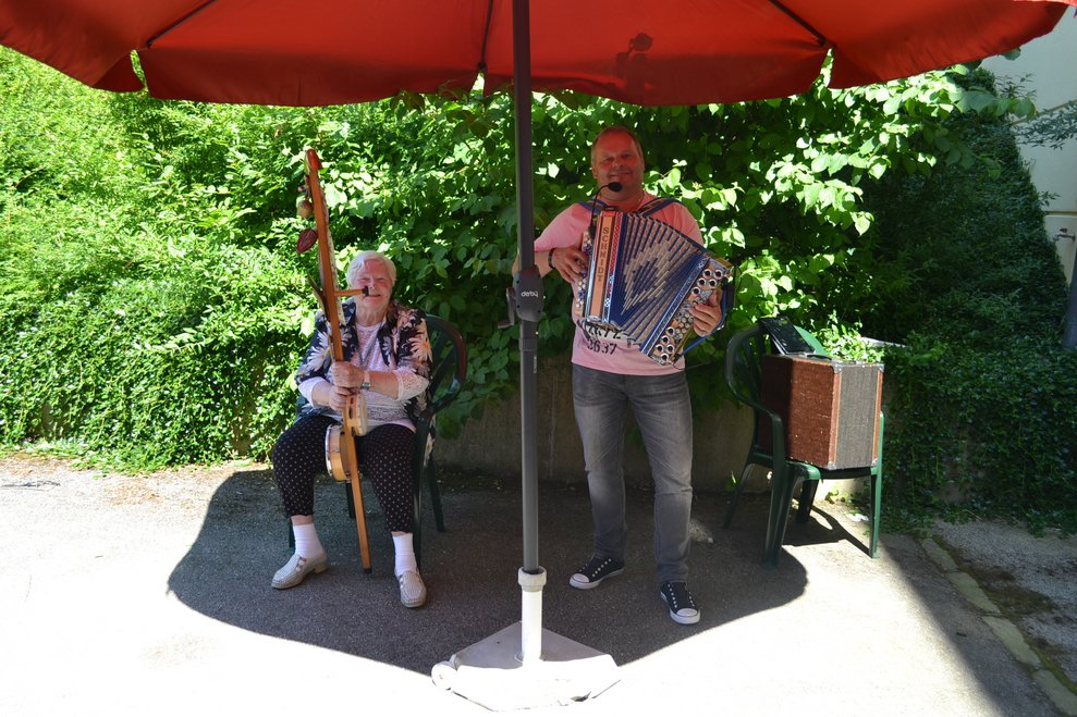 Zwei Personen beim Musizieren