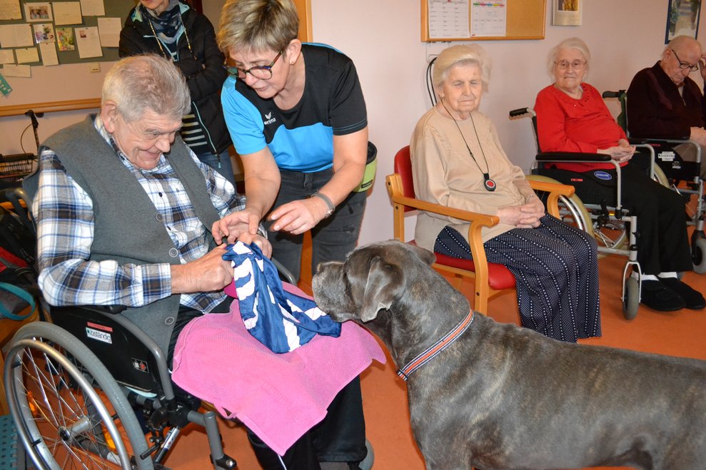 Hund mit Mann und Frau