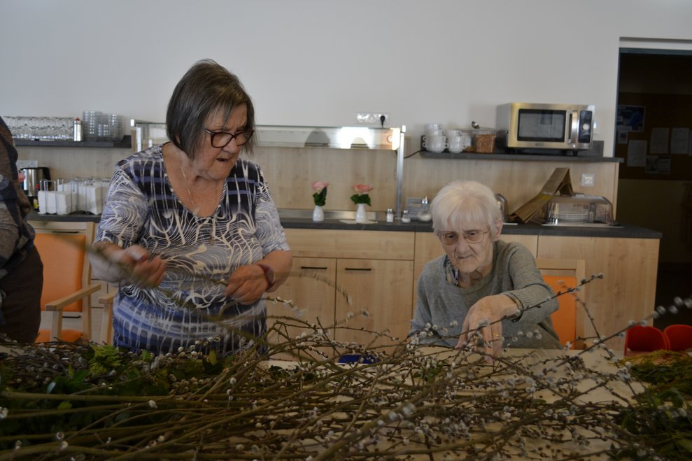 Damen binden Palmbesen