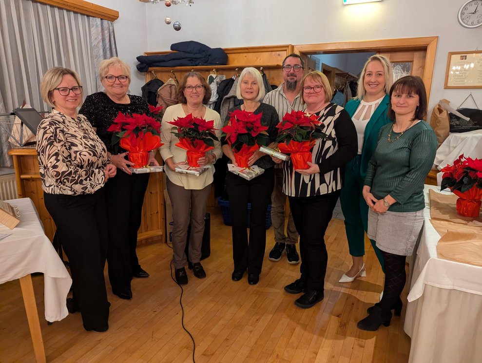 Frauen werden mit Blumen verabschiedet
