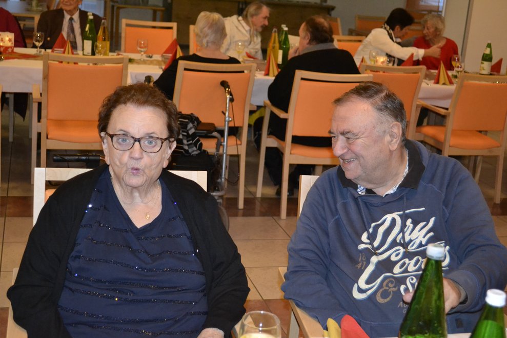 Frau und Mann feiern