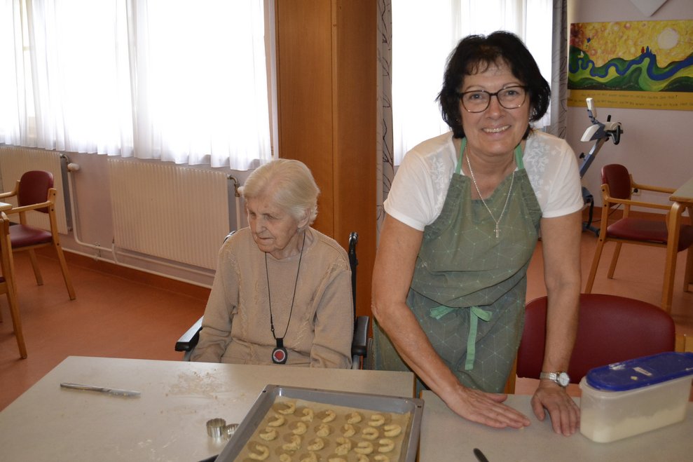 Frauen backen