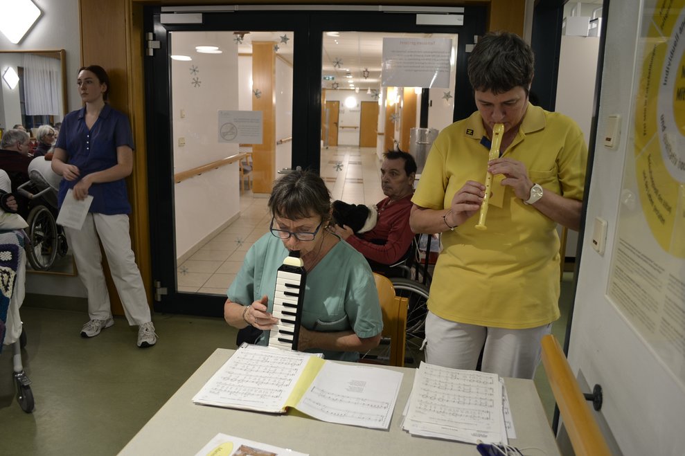 Frauen spielen auf Instrumenten