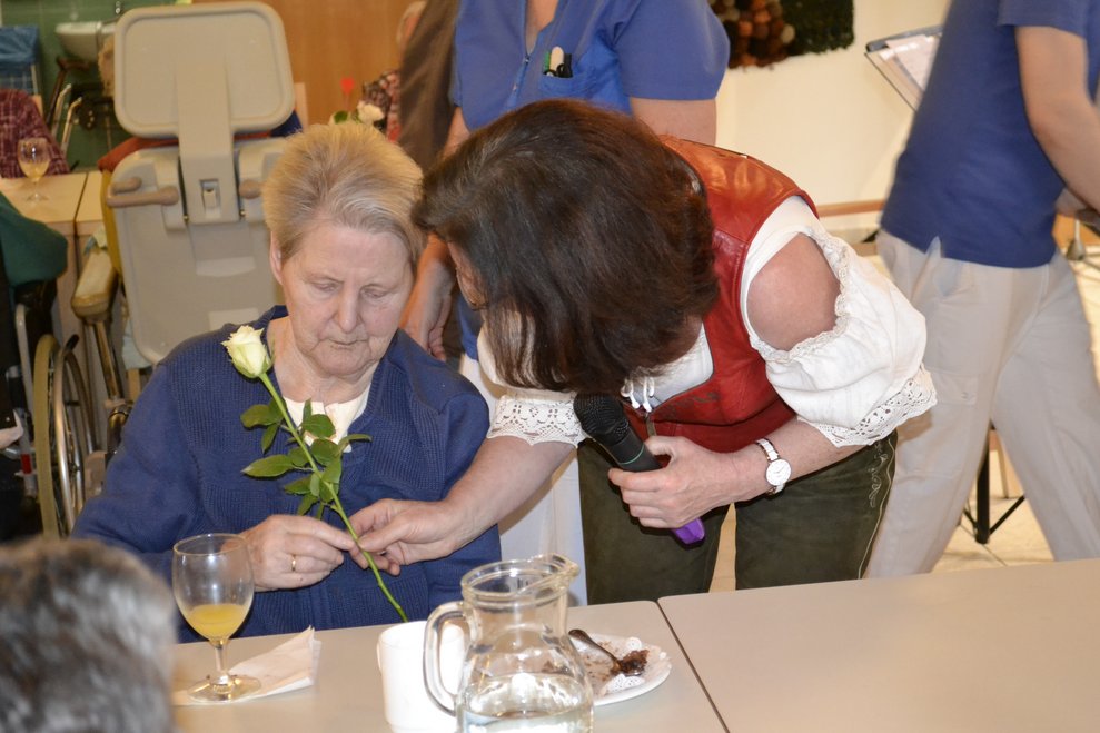 zwei Frauen mit Blumen