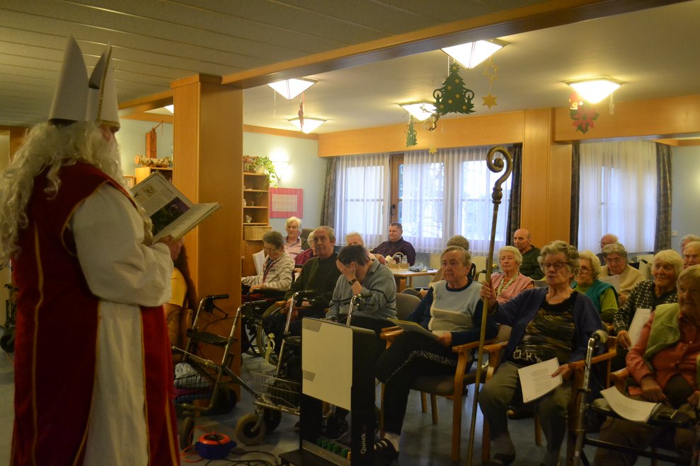 Der Nikolaus trägt etwas vor