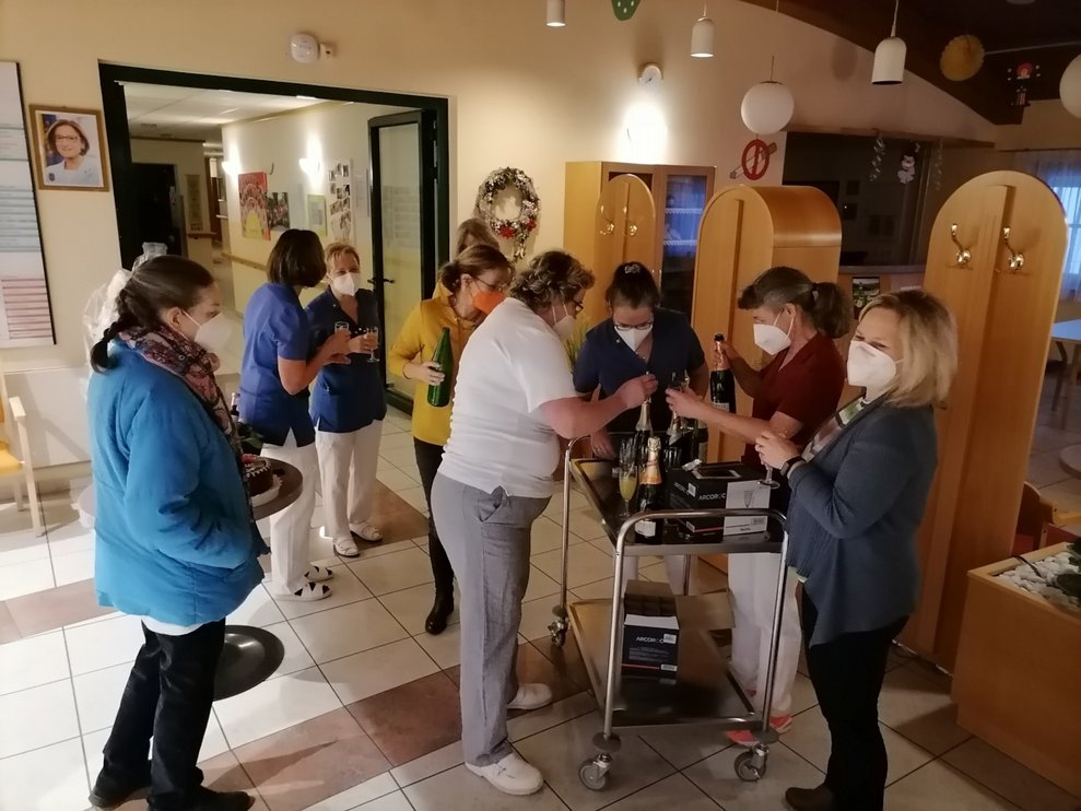 Mehrere Personen stehen nebeneinander