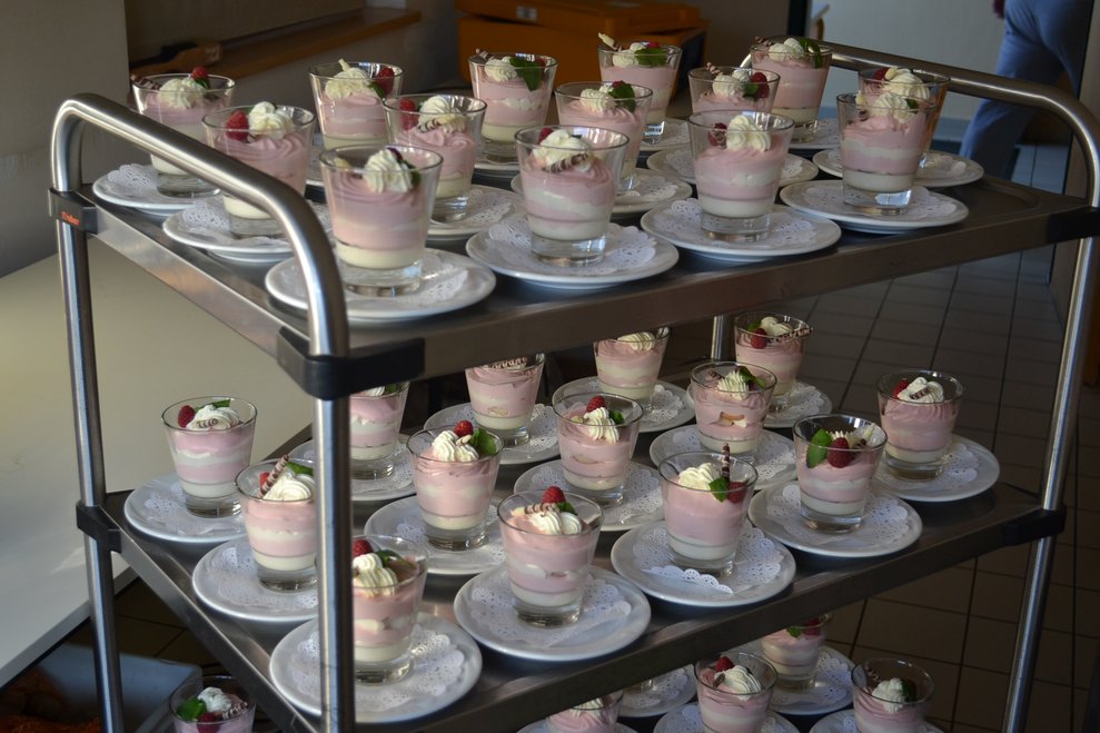 Ein Rollwagen voll mit Nachspeisegläser