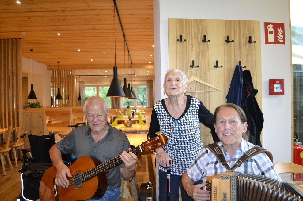 3 Personen musizieren