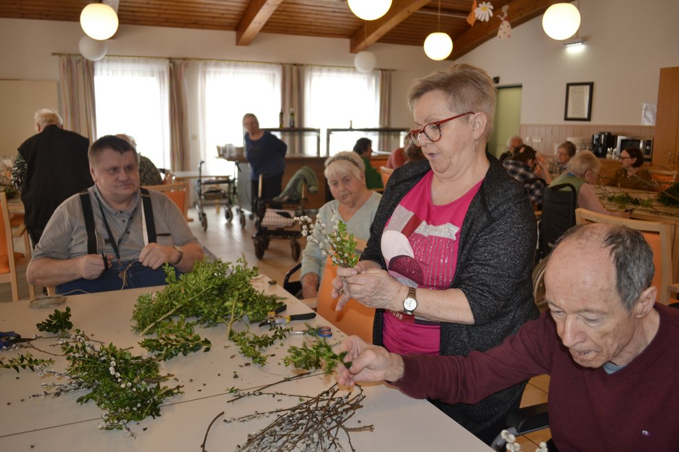Leute binden Palmbesen