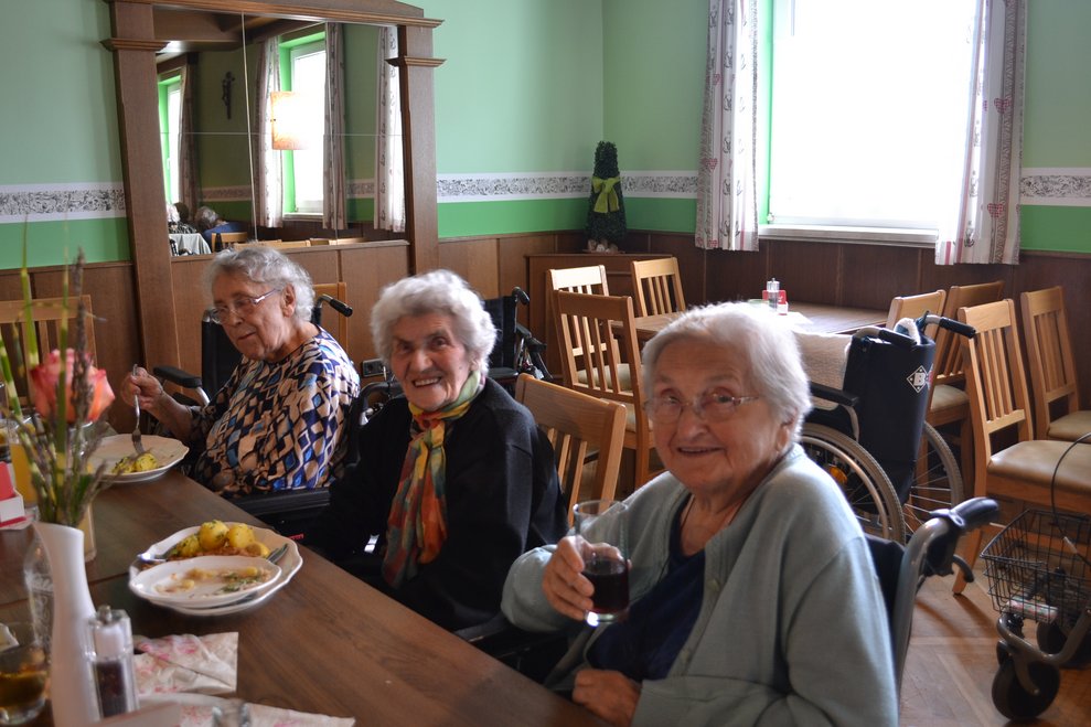 3 Heimbewohnerinnen beim Essen und Trinken